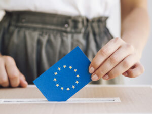 Donna che vota alle elezioni europee